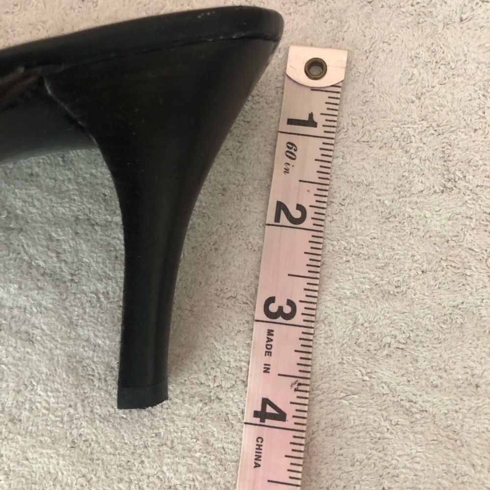 NWOT Liz Claiborne black heeled sandlas with gold detail. - Picture 8 of 8